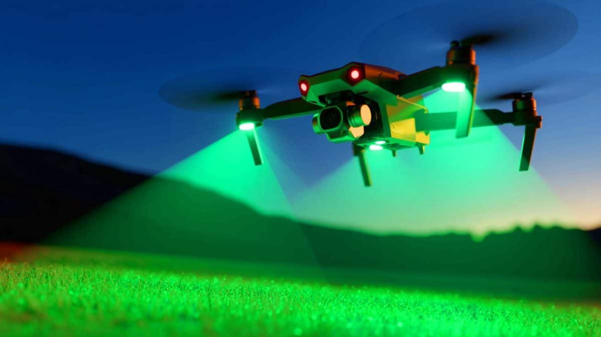 « Il illumine la nuit comme le jour » : un ingénieur américain dévoile ce drone capable d’éclairer un hectare entier en plein cœur de la nuit Illustration de l'éclairage nocturne d'un hectare par un drone Flying Sun 1000. Image réalisée par IA.