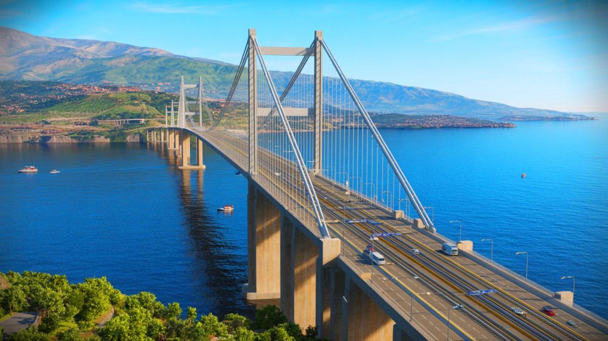 « L’acier avale la mer en un bond » : le pont de Messine file vers un record mondial avec 3,3 km suspendus et 120 000 emplois par an Illustration de la construction du pont suspendu sur le détroit de Messine entre la Sicile et le continent italien.
