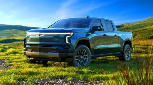Illustration de l'exploit du Silverado EV de General Motors établissant un nouveau record d'autonomie sur une seule charge.