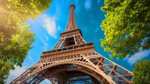 Illustration de la tour Eiffel en été, s'élevant légèrement sous l'effet de la dilatation thermique.