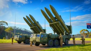 Illustration de l'armée américaine déployant le missile hypersonique Dark Eagle en Australie.