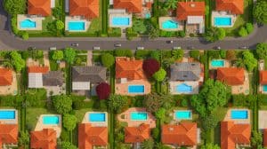 Illustration de l'utilisation de technologies avancées pour détecter les constructions non déclarées en France.
