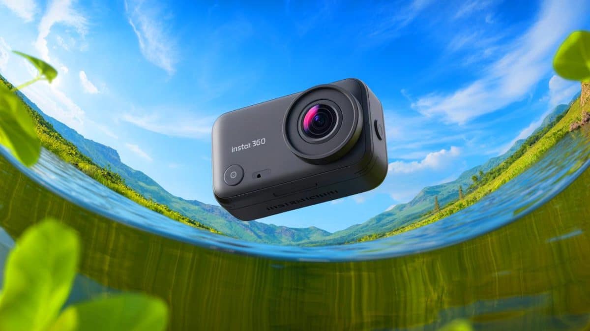 Insta360 X4 Air : la nouvelle caméra 360° qui révolutionne vos souvenirs avec légèreté et puissance Illustration de la caméra 360° Insta360 X4 Air, légère et performante, en action lors d'une prise de vue immersive.