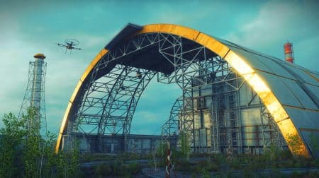 Illustration de l'arche de confinement endommagée du réacteur n°4 de Tchernobyl après une attaque de drone.