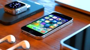Votre iPhone est-il désormais obsolète ? Découvrez pourquoi ce modèle pourrait ne plus répondre à vos besoins Illustration de l'iPhone SE de première génération désormais considéré comme obsolète par Apple.