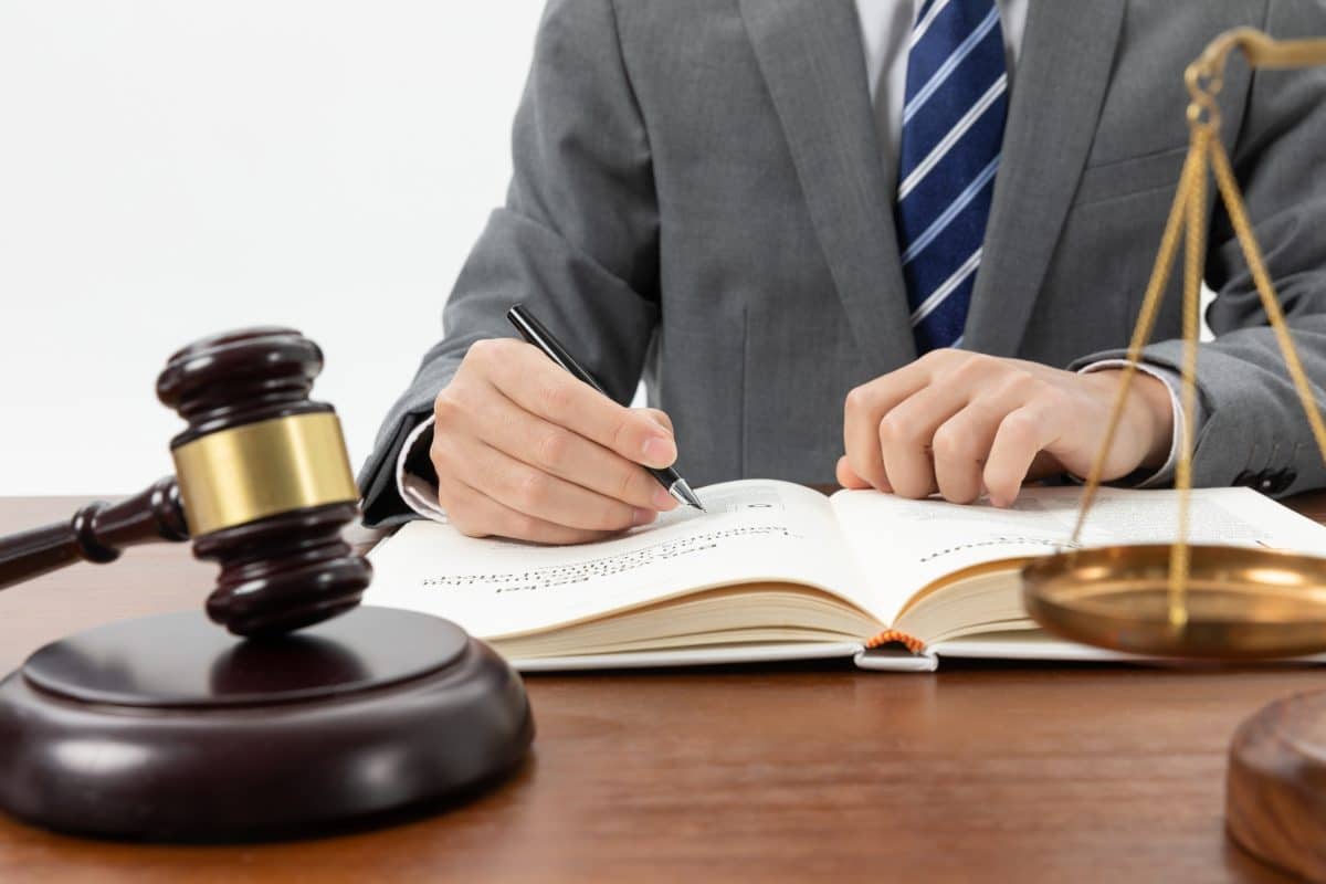 L’avocat en droit commercial : pivot discret d’une économie sous tension