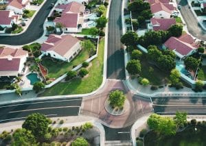 Comment les marchés numériques fixent le prix des biens immatériels white-and-red houses