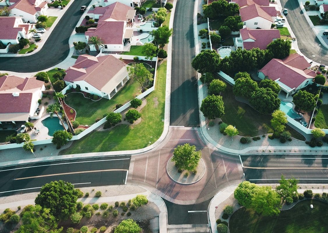 Comment les marchés numériques fixent le prix des biens immatériels white-and-red houses