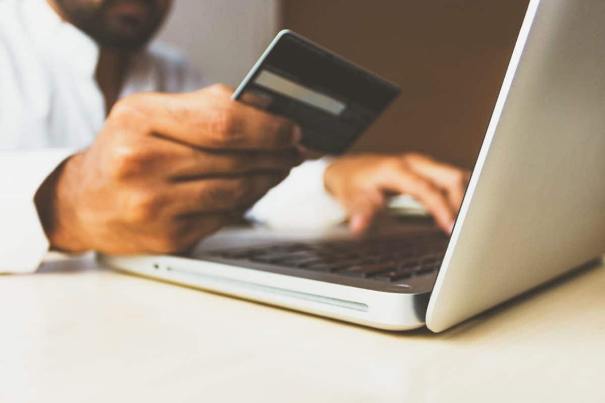 Révolution numérique : l’avènement des paiements alternatifs dans le commerce en ligne person using laptop computer holding card