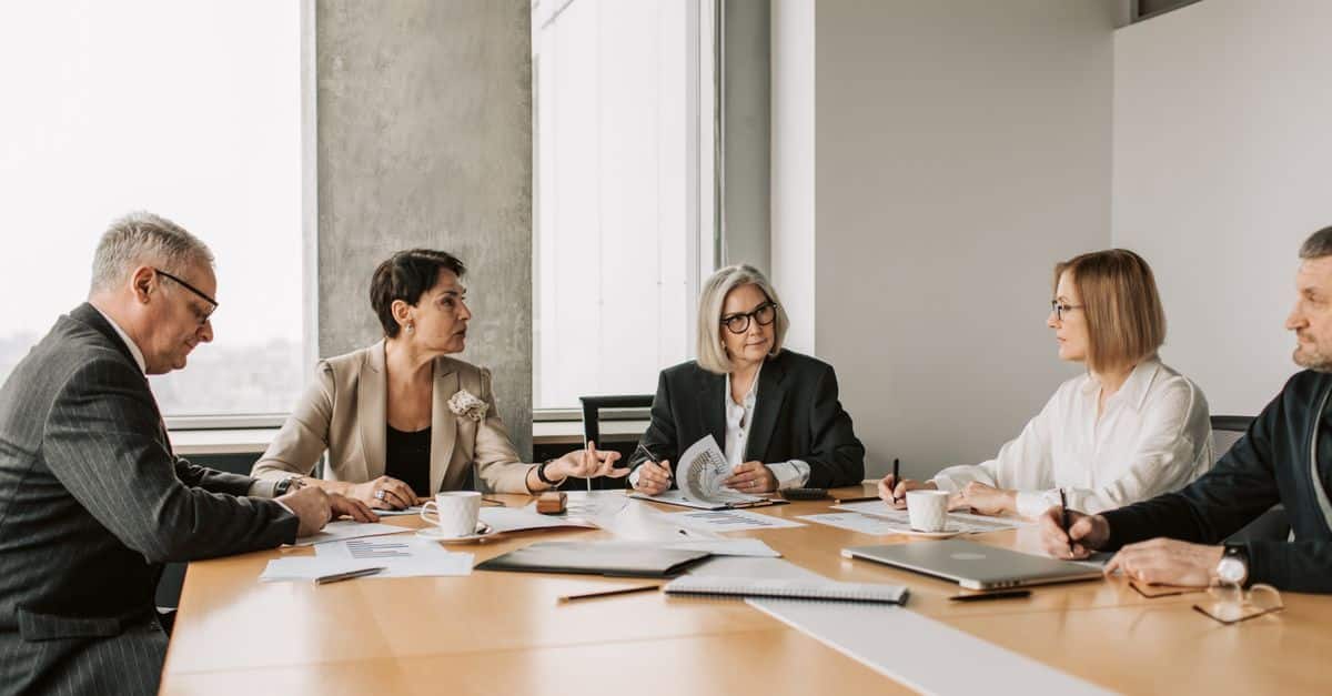 2 Français sur 3 veulent changer d’emploi en 2016 business people office meeting